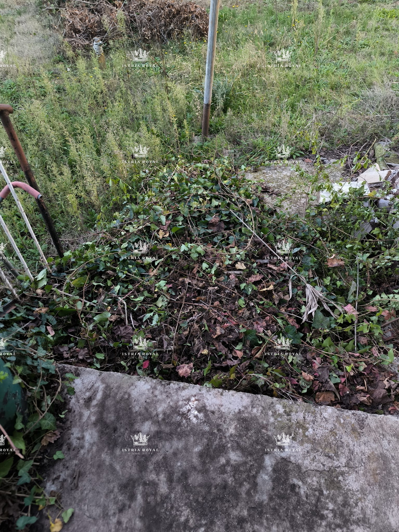 Hiša za obnovo na parceli z vsemi priključki – idealno za družino